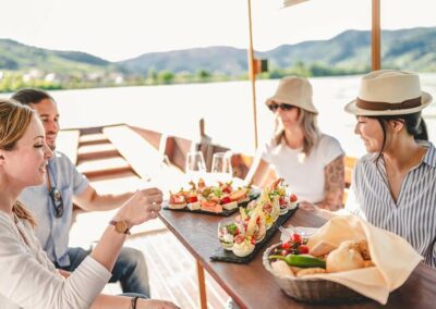 zille_wachau_faehre_duernstein_rossatz_touren_schiff_erlebnis_donau_essen_trinken_freizeit